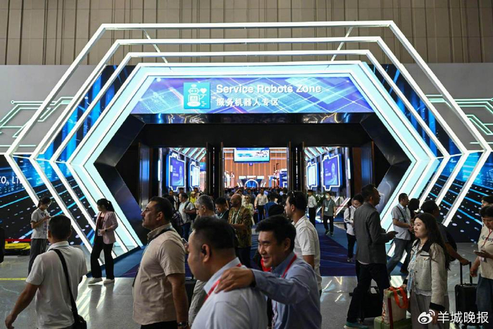 此次广交会专门设立服务机器人专区 图/羊城晚报记者钟振彬