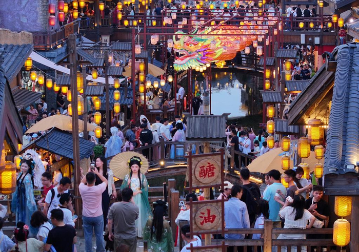 5月1日，游客在湖南省衡阳市南岳区“南岳里”庙会民俗美食街区游玩（无人机照片）。新华社发（曹正平摄）