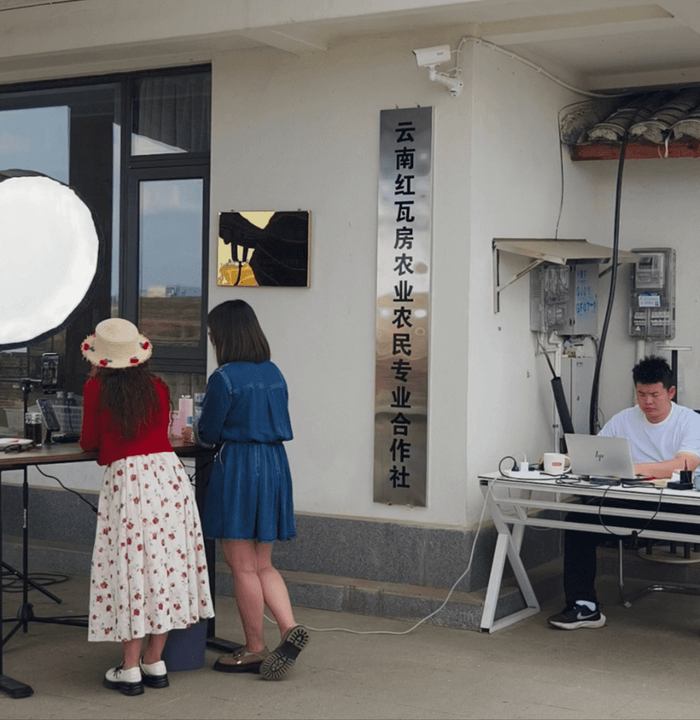 图为红瓦房农业农民专业合作社内的电商主播正在直播
