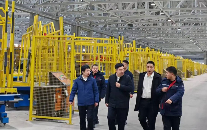 ▲农行吉林省四平分行供应链服务团队在迎新玻璃开展现场调研。