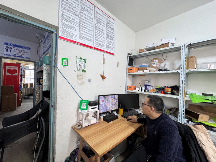 　　▲李世佳每天在不大的驿站里忙碌，工作基本可以自己来完成。沈晓凯 | 摄