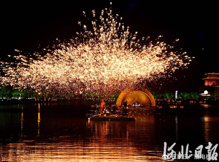5月1日，在邯郸市永年区广府古城景区，民间艺人表演打铁花。胡高雷摄