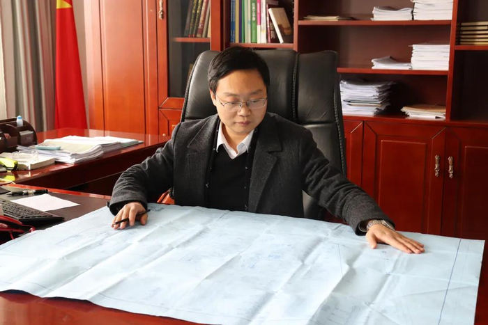 陈兵在潜心绘制图纸。