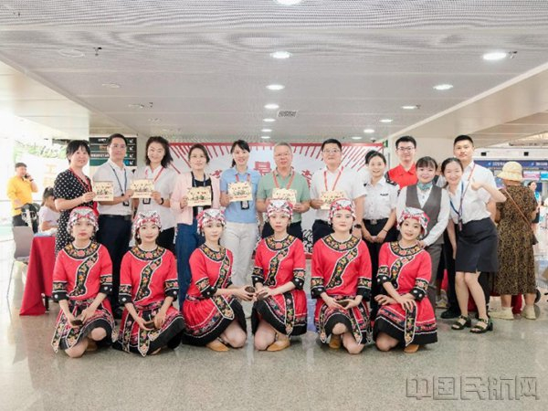 现场活动合影（三亚机场供图）