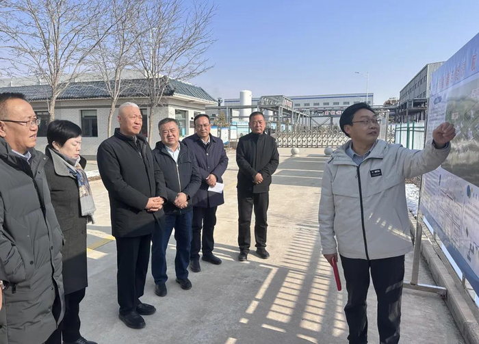 陈兵向吴忠市政协调研组汇报企业技术研发及项目建设等情况。