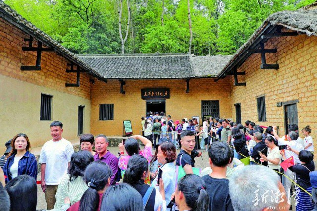 “五一”假期，参观韶山毛泽东同志故居的游客络绎不绝。 （全媒体记者 李新辉 摄）