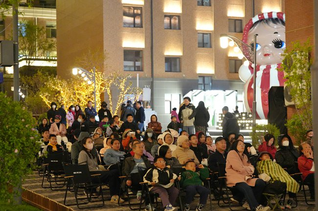 游客在露天影院欣赏长影经典影片。人民网记者 李洋摄