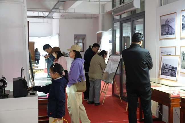 观众在“百年长春”展览馆内参观。人民网记者 李洋摄