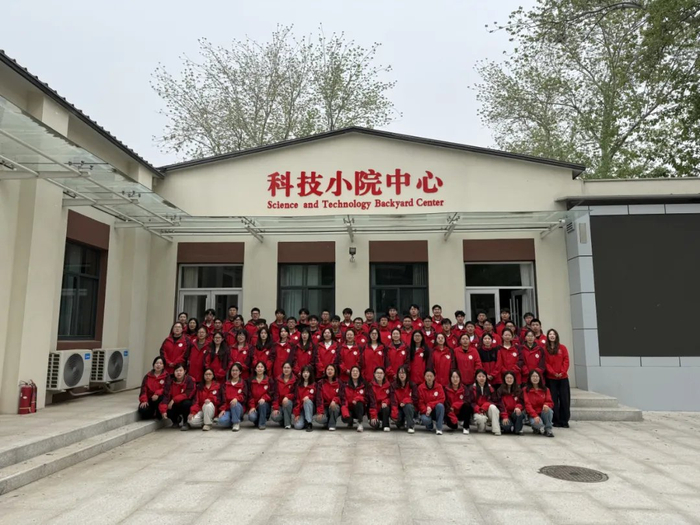 曲周科技小院学生们合影（摄/河北青年报记者方泽阳）