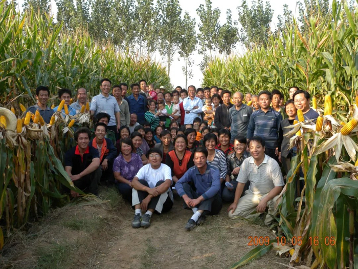 科技小院老师和同学与曲周县甜水庄村农民一起在举办田间技术观摩活动后留影（供图/中国农业大学曲周科技小院）