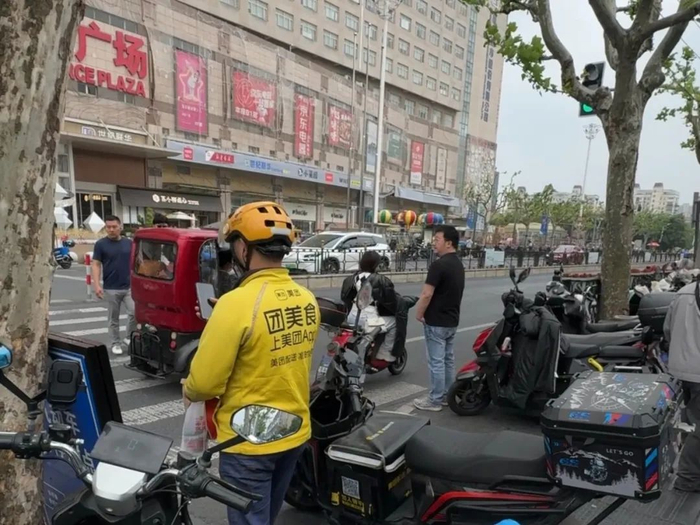 △百联中环购物广场前的真光路西侧路口被非机动车占据。（车佳楠/摄）