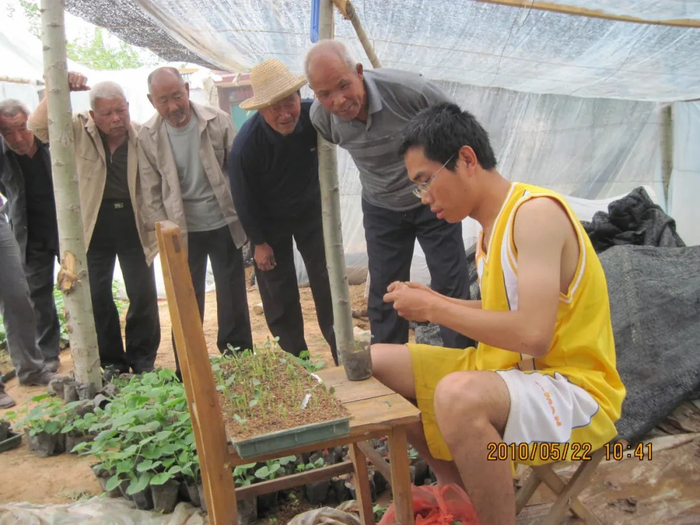 学生指导农民西瓜嫁接技术（供图/中国农业大学曲周科技小院）