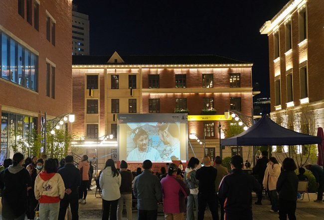 游客在露天影院欣赏长影经典影片。人民网记者 李洋摄