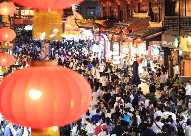 5月1日，游人在南京夫子庙景区游览。新华社发（苏阳摄）