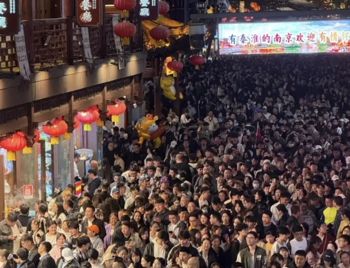 夫子庙人山人海，举步维艰