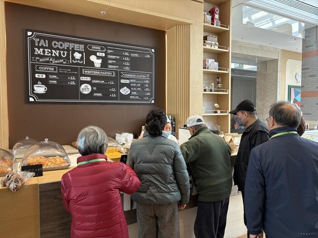 烘焙区，老人购买热情高涨，年轻员工购买必须礼让老人。 吴越摄