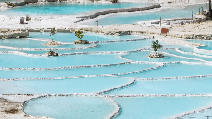 这是云南省迪庆州香格里拉市三坝乡白水台风光（2024年3月10日摄，无人机照片）。新华社记者 胡超 摄