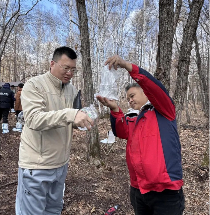图为消费者正等待品尝新鲜的白桦树汁。黄芷凌 摄
