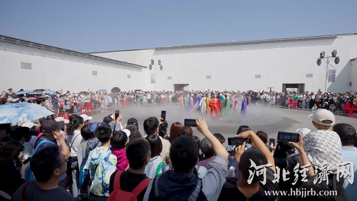 游客在位于河北廊坊的只有红楼梦·戏剧幻城打卡。长城网·冀云客户端记者 武海笑 摄