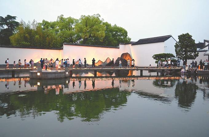 5月5日，许多游客选择夜游苏州博物馆，尽享假日欢乐。管钰楠 摄 （视觉江苏网供图）