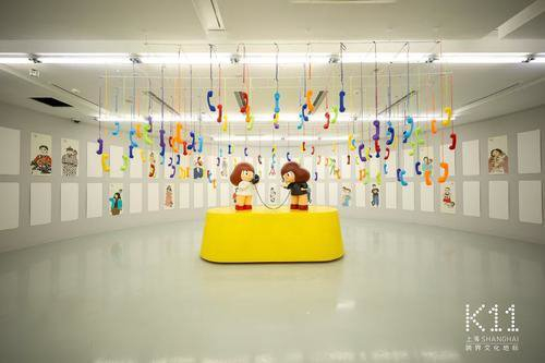 chi K11美术馆推出艺术家限定款艺术肖像画，让定制者与迷你芒果妹妹同框，并成为展览的一部分。