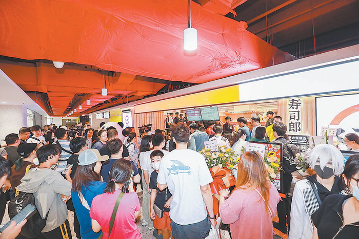 　　寿司郎西单大悦城店排队火爆。 本报记者 杨天悦摄