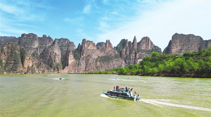游客在刘家峡水库乘船游览。新甘肃·甘肃日报通讯员 史有东