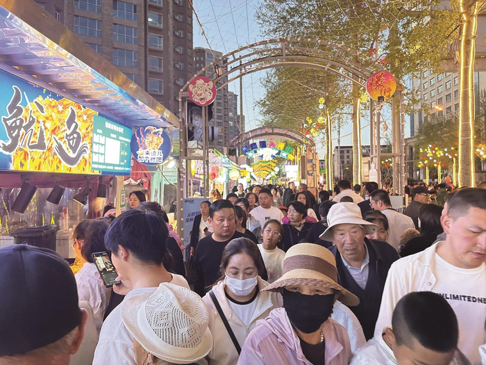 豹街游人摩肩接踵。