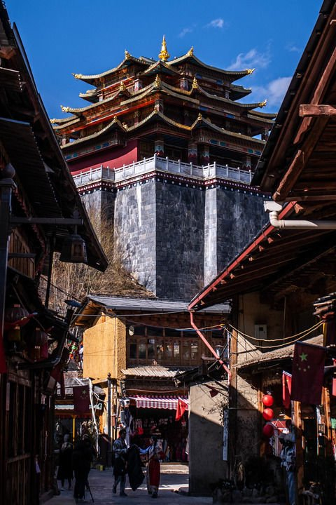 这是云南省迪庆州香格里拉市独克宗古城风光（2023年3月8日摄）。新华社记者 胡超 摄