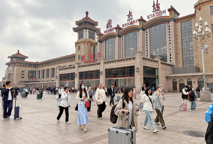 5月5日，北京站，旅客出站后准备乘坐地铁。 新京报记者 王贵彬 摄