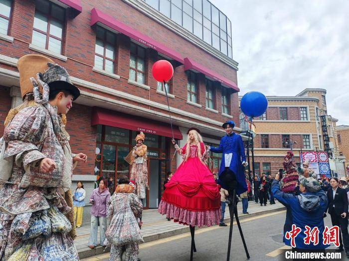 长春市北京大街西历史文化街区的巡游表演。　高龙安 摄
