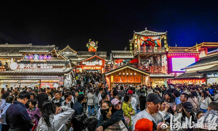 5月3日，游人在唐山市丰南区河头老街景区游玩。刘满仓摄