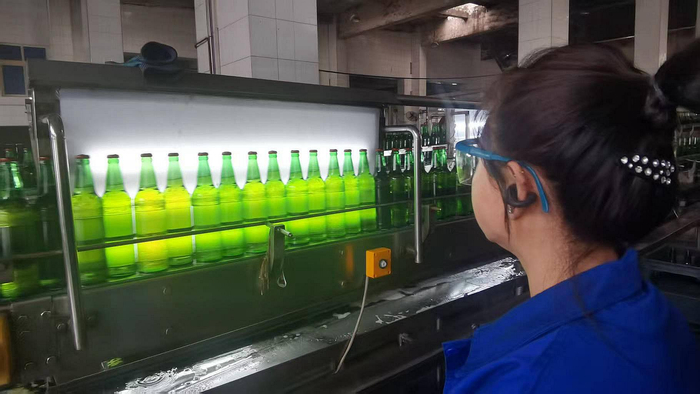 哈特啤酒有限公司员工监测罐装啤酒质量