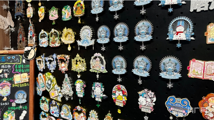 融合AR技术的哈尔滨中央大街文创产品（央广网记者 张瀚予摄）