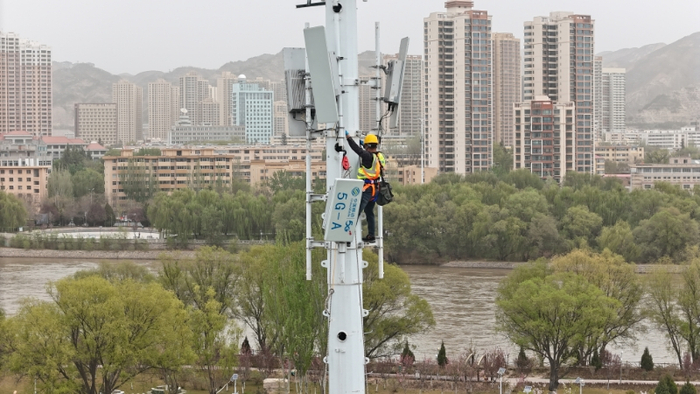 甘肃移动在兰州百里黄河风情线沿线部署5G-A基站（甘肃移动供图）