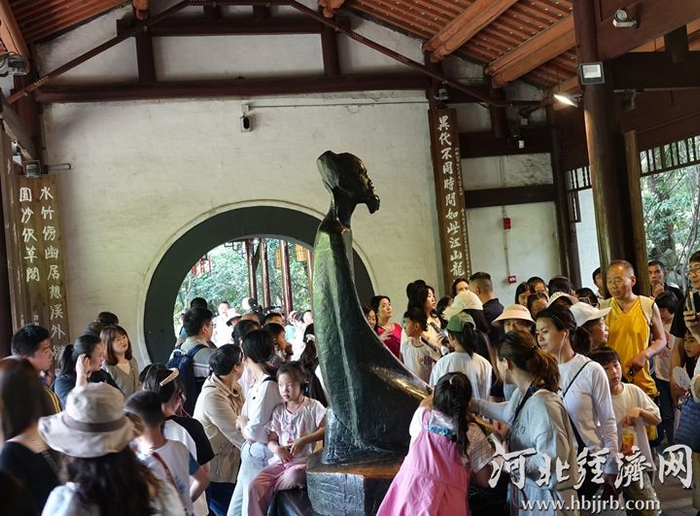 “五一”假期期间，众多游客来到成都杜甫草堂参观游览。河北经济日报记者 吴新光 摄