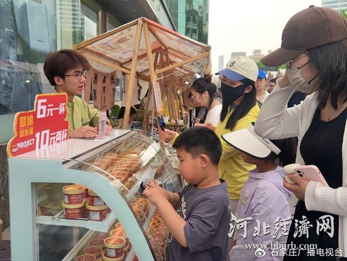 北国商城举办“玩咖生活节”，邀请全国50余家咖啡甜品领军品牌入驻市集。河北经济日报记者 烟成群摄