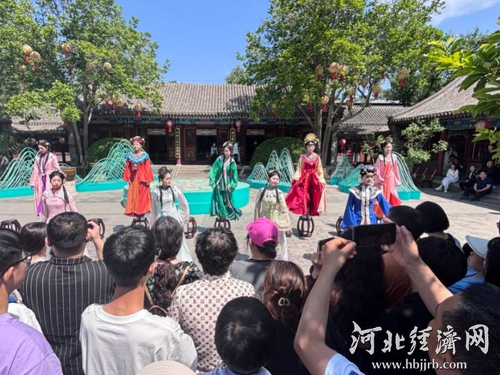 在正定古城荣国府内，游客观看实景演出。河北经济日报记者 吴新光 摄