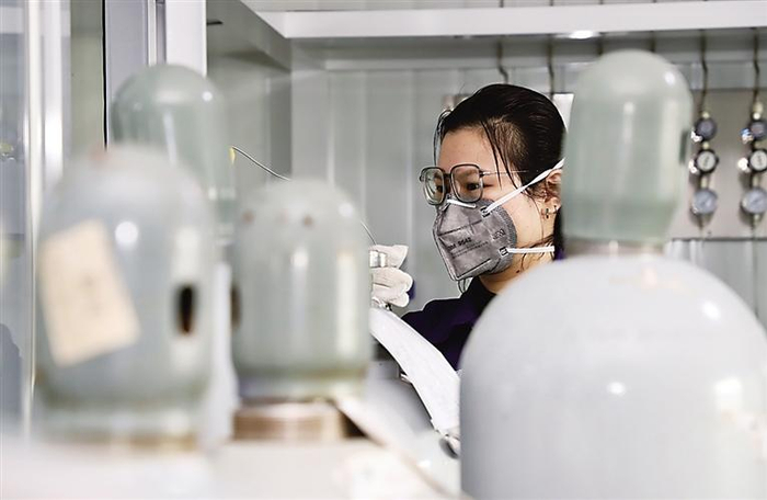 华宇特气员工进行实验检测。 陈 雷 摄