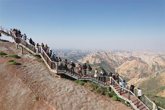 　　游客游览水墨丹霞景区