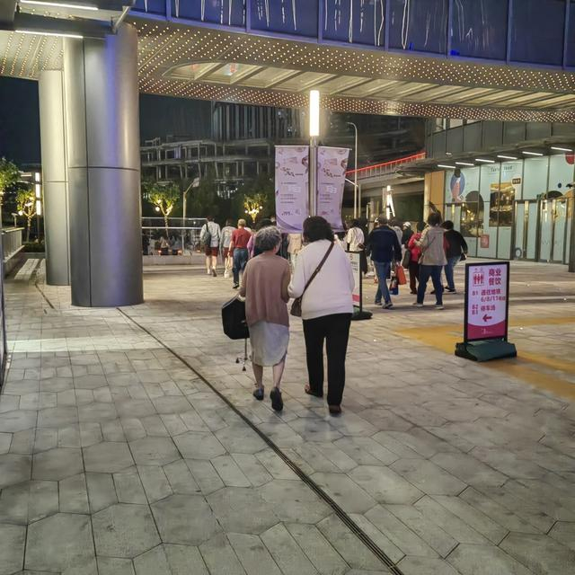 拿着拐杖看演唱会的银龄观众 诸葛漪摄