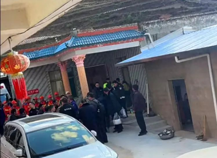 救援队伍在集结。视频截图