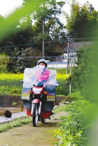 驻村书记梁毅骑着摩托车穿梭在长春村各个角落。汪静 摄