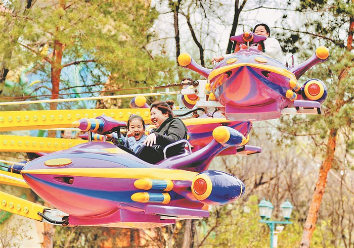    市民游客在太阳岛风景区体验游乐项目。 本报记者  苏强摄