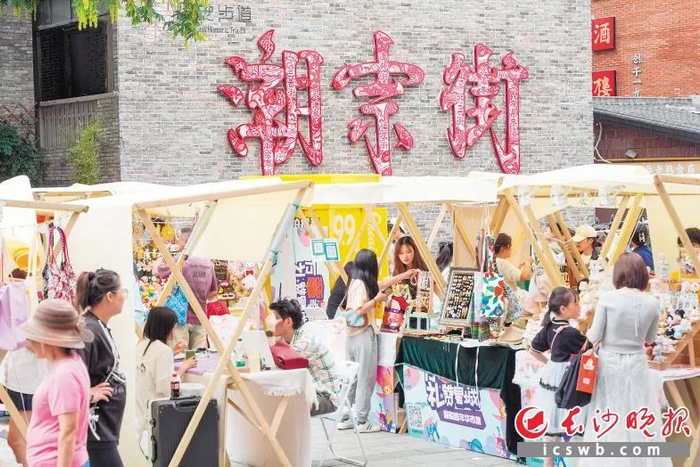 “五一” 假期，潮宗街历史文化街区人气爆棚，成为热门打卡点。长沙晚报全媒体记者 刘晓敏 摄