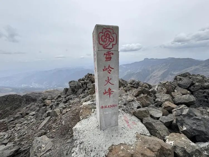“滇中第一峰”雪岭火峰。网络图
