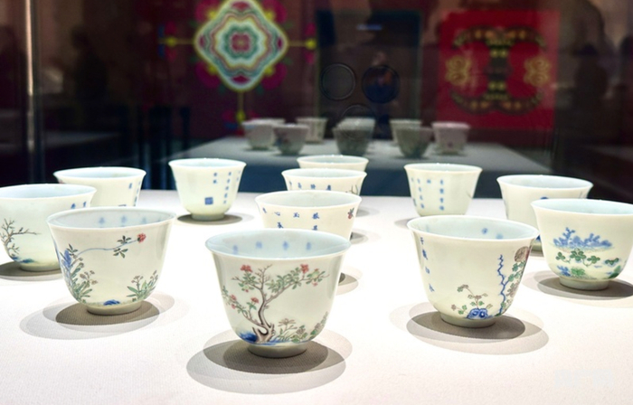 康熙青花五彩十二月花卉瓷杯（央广网记者 王颖 摄）