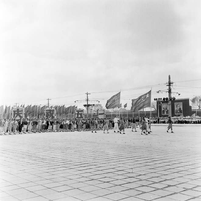 1956年“五一”国际劳动节，游行队伍通过天安门，全国先进生产者代表走在游行队伍前列。高宏摄