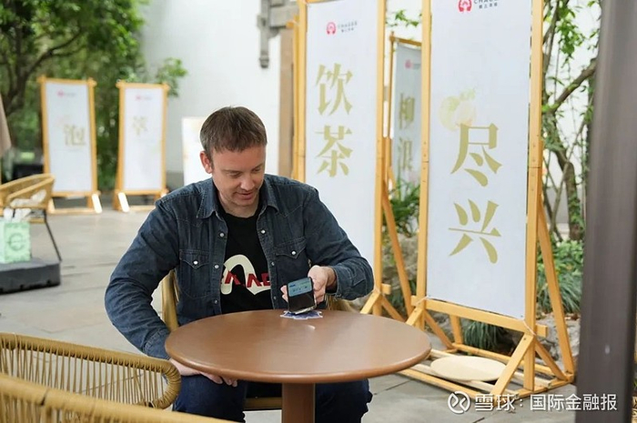 外国游客用移动支付在境内消费。支付宝供图