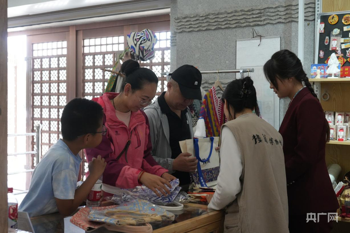 游客在若羌县楼兰博物馆文创区选购文创产品  （央广网发  若羌县融媒体中心供图）  